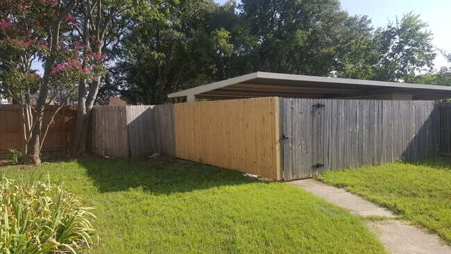Foto del edificio - 634 Woodhaven Pl