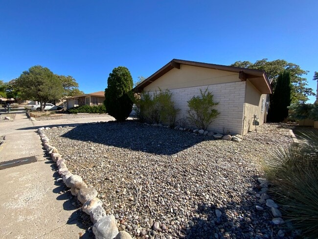 Building Photo - 4 Bedroom Single Story Home Near Juan Tabo Blvd SE & Central Ave SE by Four Hills!