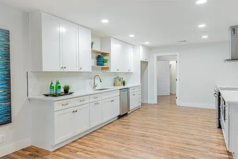 Foto del edificio - 1702 Bristol Ct N