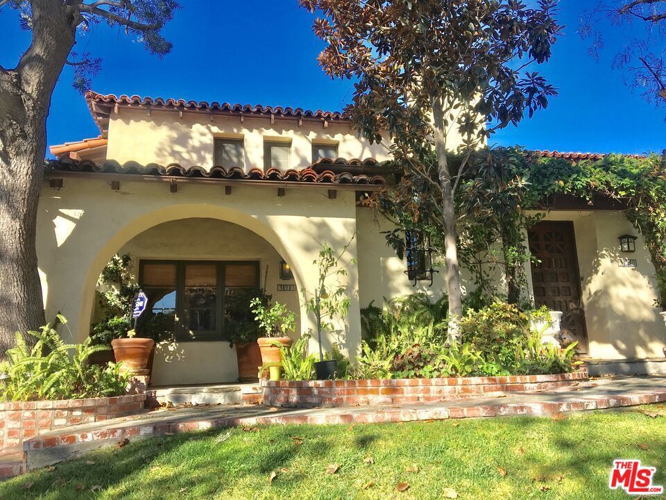 Primary Photo - 327 N Orange Dr