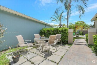 Building Photo - 303 E Riverbend Dr