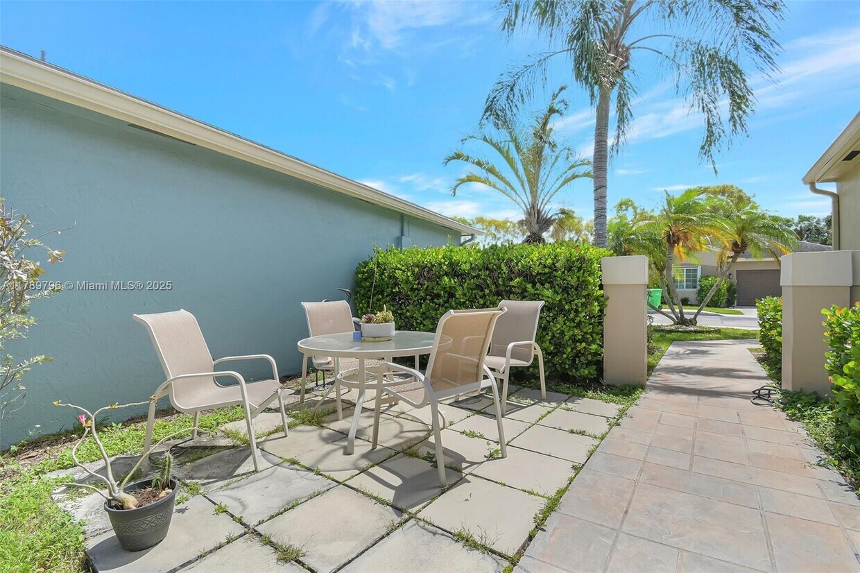 Primary Photo - 303 E Riverbend Dr
