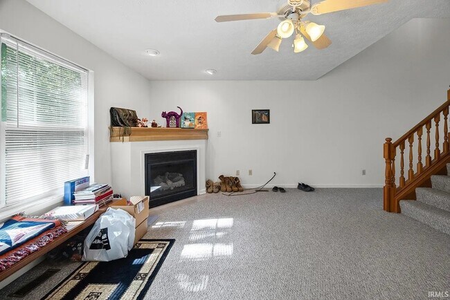 Espacio de sala de estar con chimenea - 2815 Wyndham Way