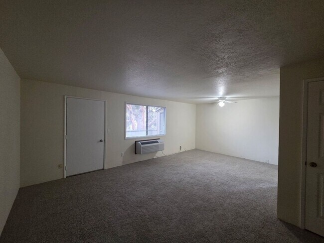 Foto del edificio - 2 Bed/1 Bath Apartment in NE Bend - Wichita Way