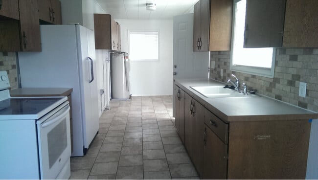 Building Photo - 205 500 E