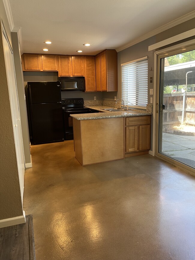 Building Photo - 8805 Salmon Falls Dr