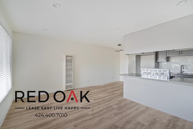 Foto del edificio - Phenomenal One Bedroom with Loads of Natur...