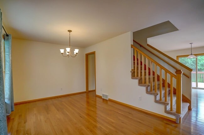 Building Photo - 1233 Jasmine Dr