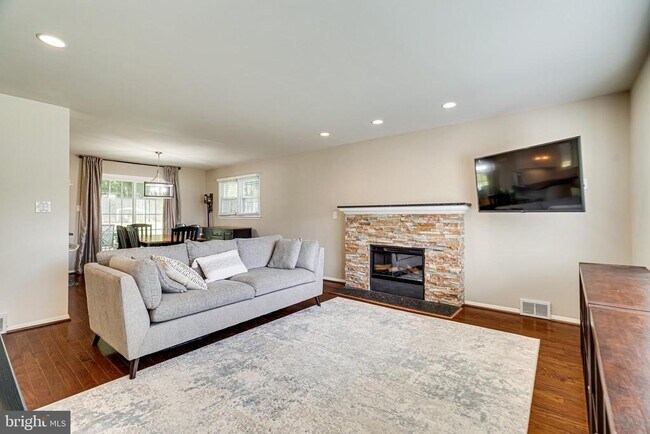 Building Photo - 7606 Jervis St