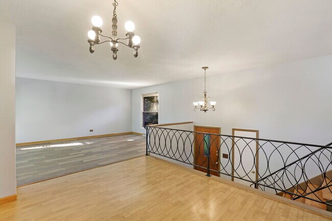 Building Photo - 618 N California Ave