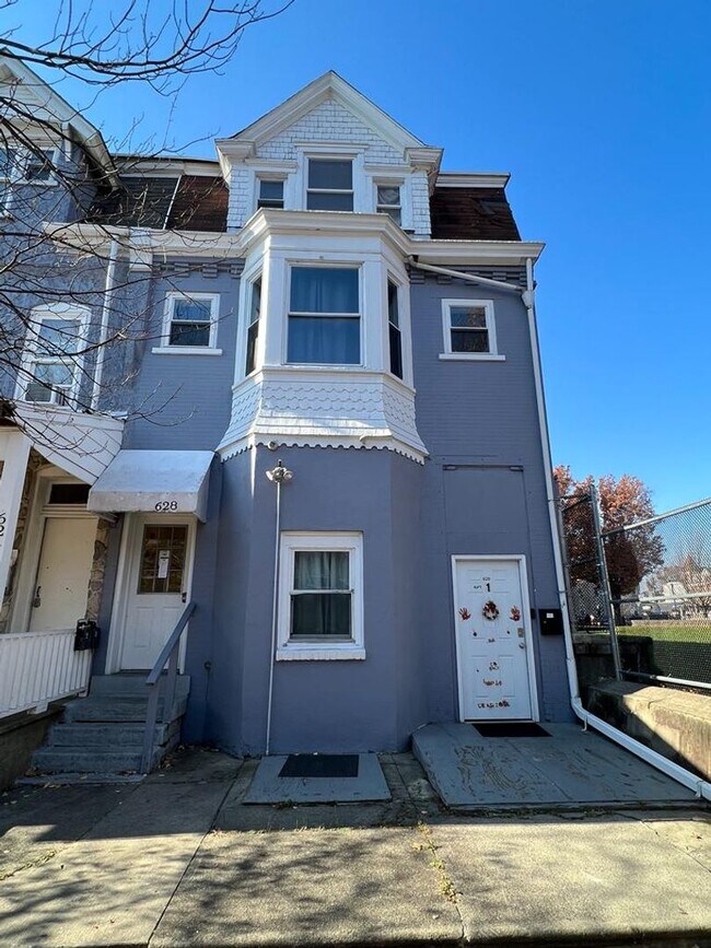 Building Photo - One Bedroom Apartment Centrally Located In...