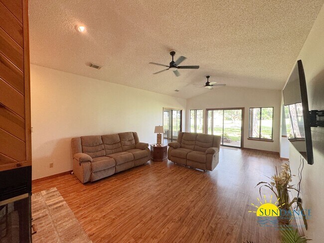 Foto del edificio - Golf Course Views & Luxury Comfort in a Ga...