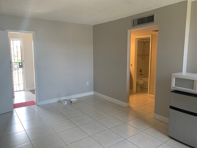 Foto del edificio - 820 NW 87th Ave