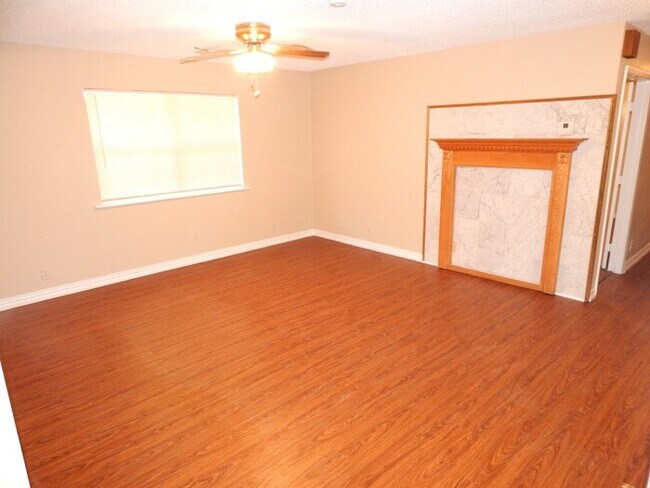 Building Photo - Spacious 3 Bedroom Home - Water Paid ($50/...