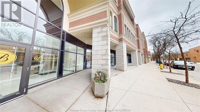 Photo du bâtiment - 121 King St W