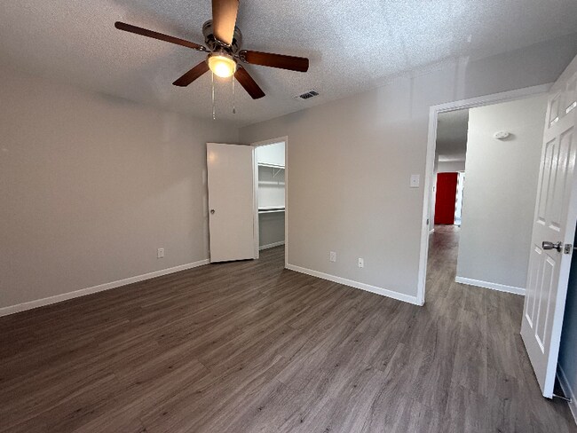 Foto del edificio - 737 W Mayfield Blvd