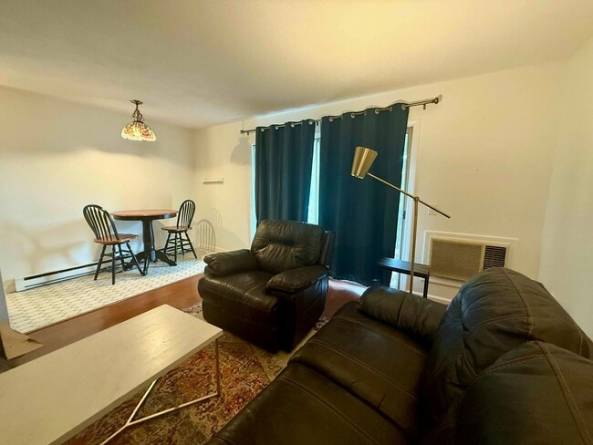 Building Photo - Furnished 1 Bedroom Condo in Heart of Pitt...