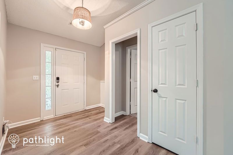 Foto principal - 213 Oak Hollow Ct
