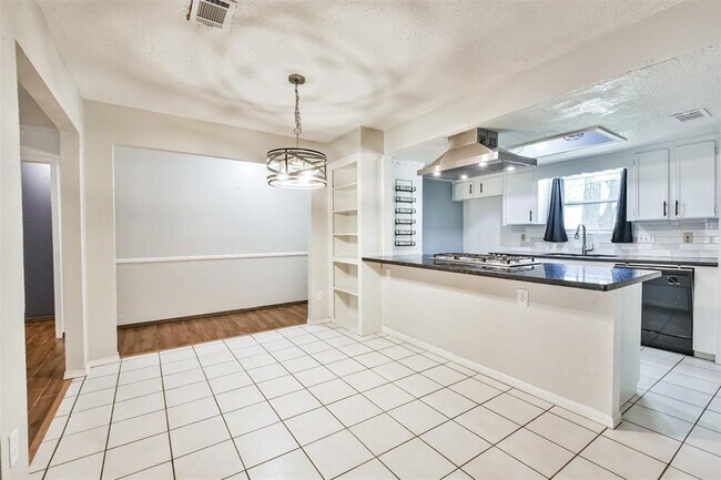 Building Photo - 2014 Lake Creek Dr