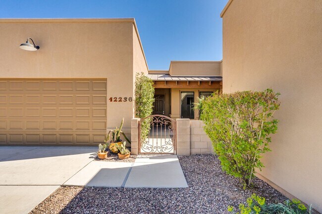 Foto del edificio - Rare find for this 4 bedroom/3 bath, exqui...