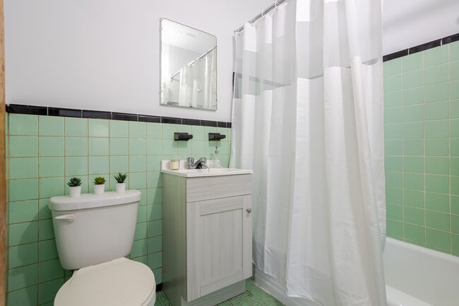 Building Photo - 4290-4320 Métropolitain E