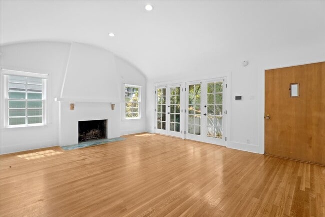 Building Photo - 229 15th St
