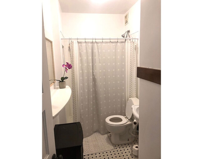 Building Photo - 1507 W Callender Ave
