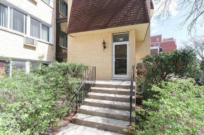 Building Photo - 677 S River Rd