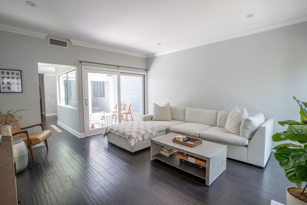 Living room with Atrium access - 5811 Etiwanda Ave
