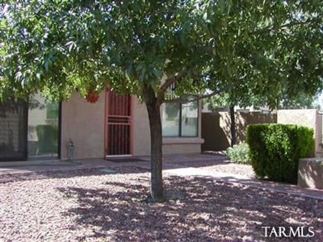 Building Photo - Attractive 3 Bed. 2 Ba. Townhome at Columbus & Ft. Lowell