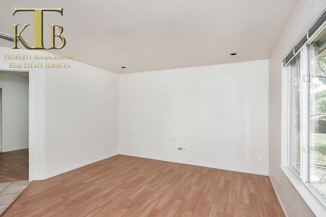 Building Photo - 3921 Ashgrove Way