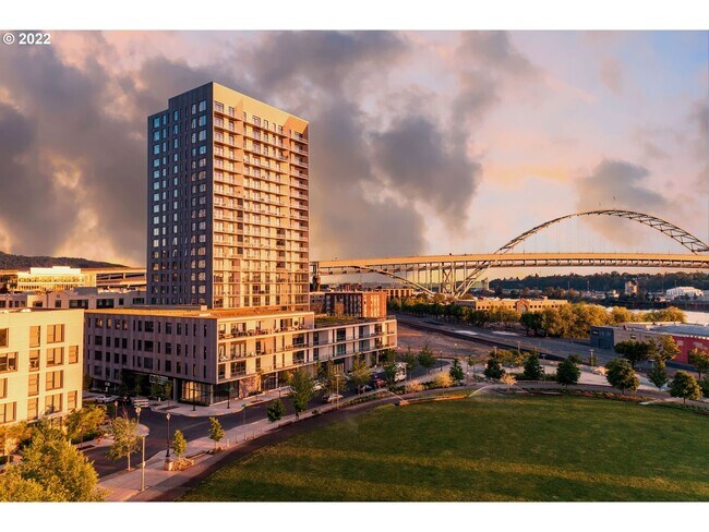 Foto del edificio - First Month's Rent FREE! Stunning East facing Pearl District condo located in The Vista Condomini...