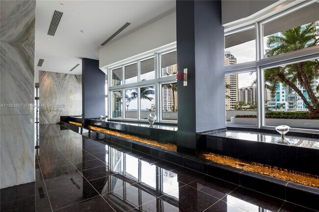 Foto del edificio - 325 S Biscayne Blvd