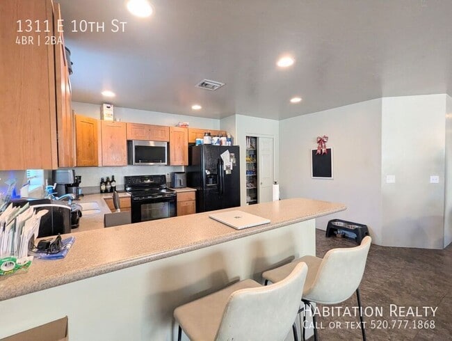 Building Photo - 1311 E 10th St