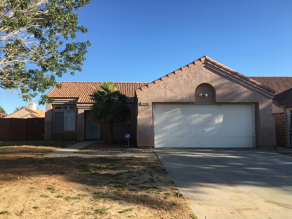 Primary Photo - 1040 Royal Palm Dr