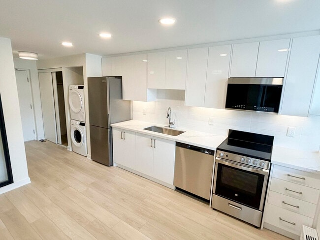 Building Photo - 920 Inverhouse