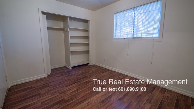Building Photo - 227 Queen Anne Ln
