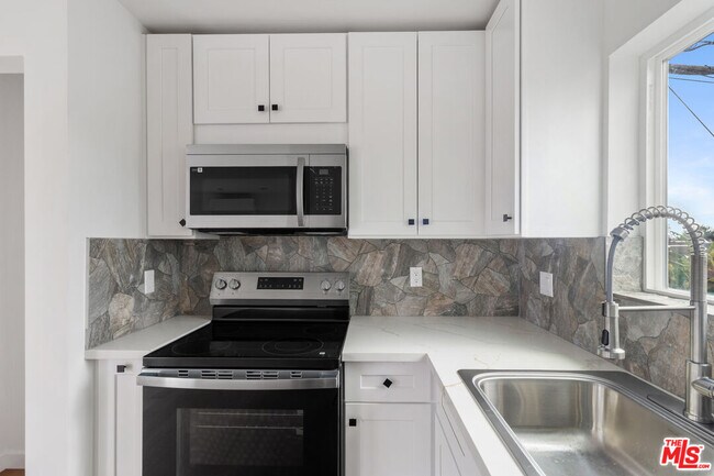 Foto del edificio - 15840 Chatsworth St