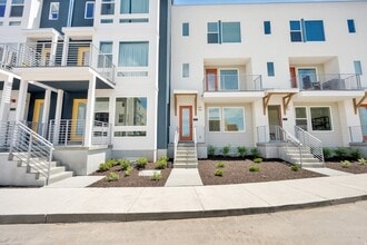 Building Photo - 570 570 N