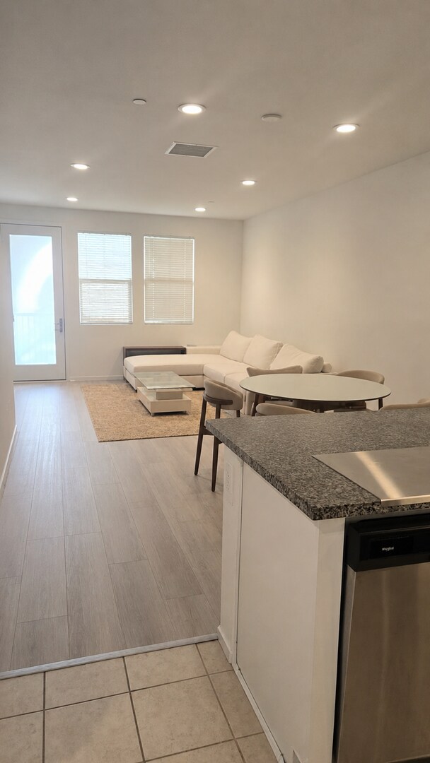 Building Photo - Modern 3-Bedroom Townhome in Gated Strata Pointe