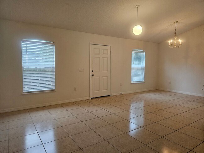 Building Photo - Beautiful 4-bed, 2-bath Home, with Functionality with Style,
