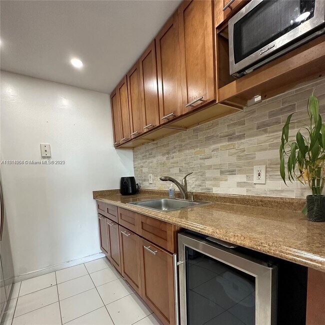 Foto del edificio - 2350 NE 135th St