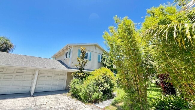 2 car Garage, driveway, lush green front yard. - 2025 S Ocean Dr