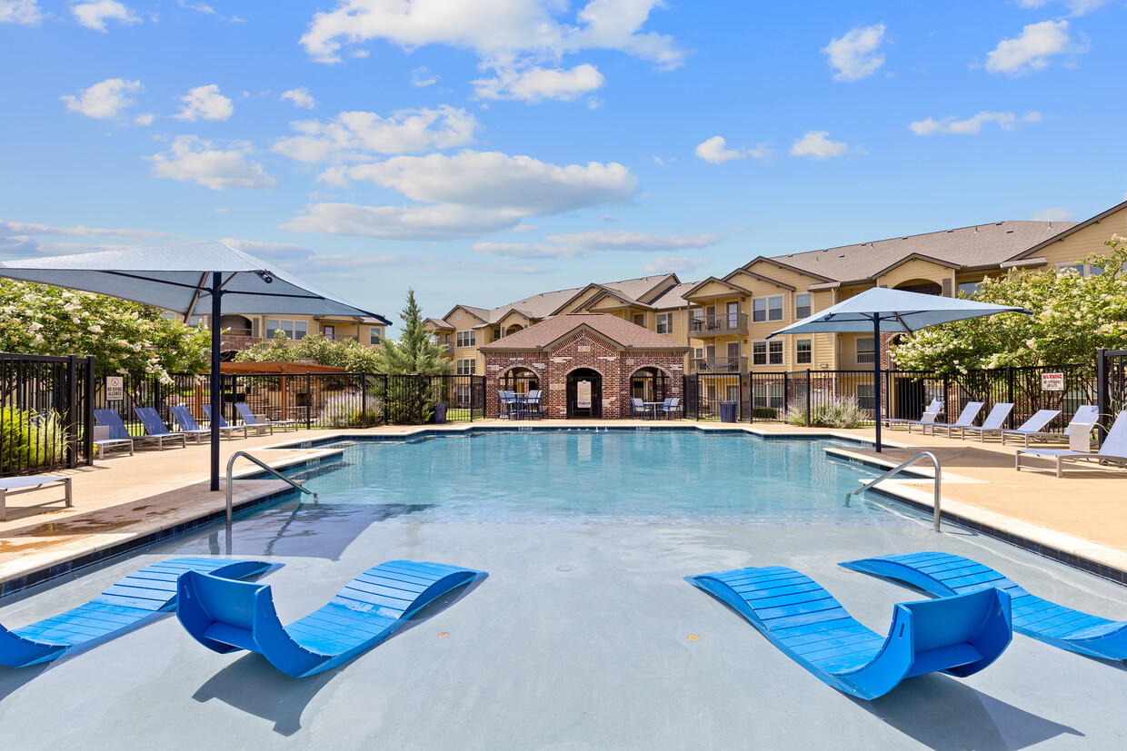 Piscina estilo centro turístico - Portico at Friars Creek Apts