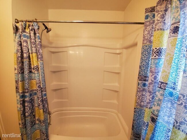 Foto del edificio - 3 br, 1 bath House - 1175 Jennings Ave