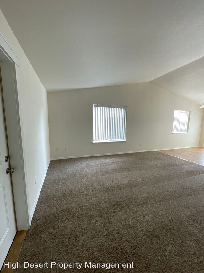 Building Photo - 3 br, 2 bath House - 822 SE Maui Lane