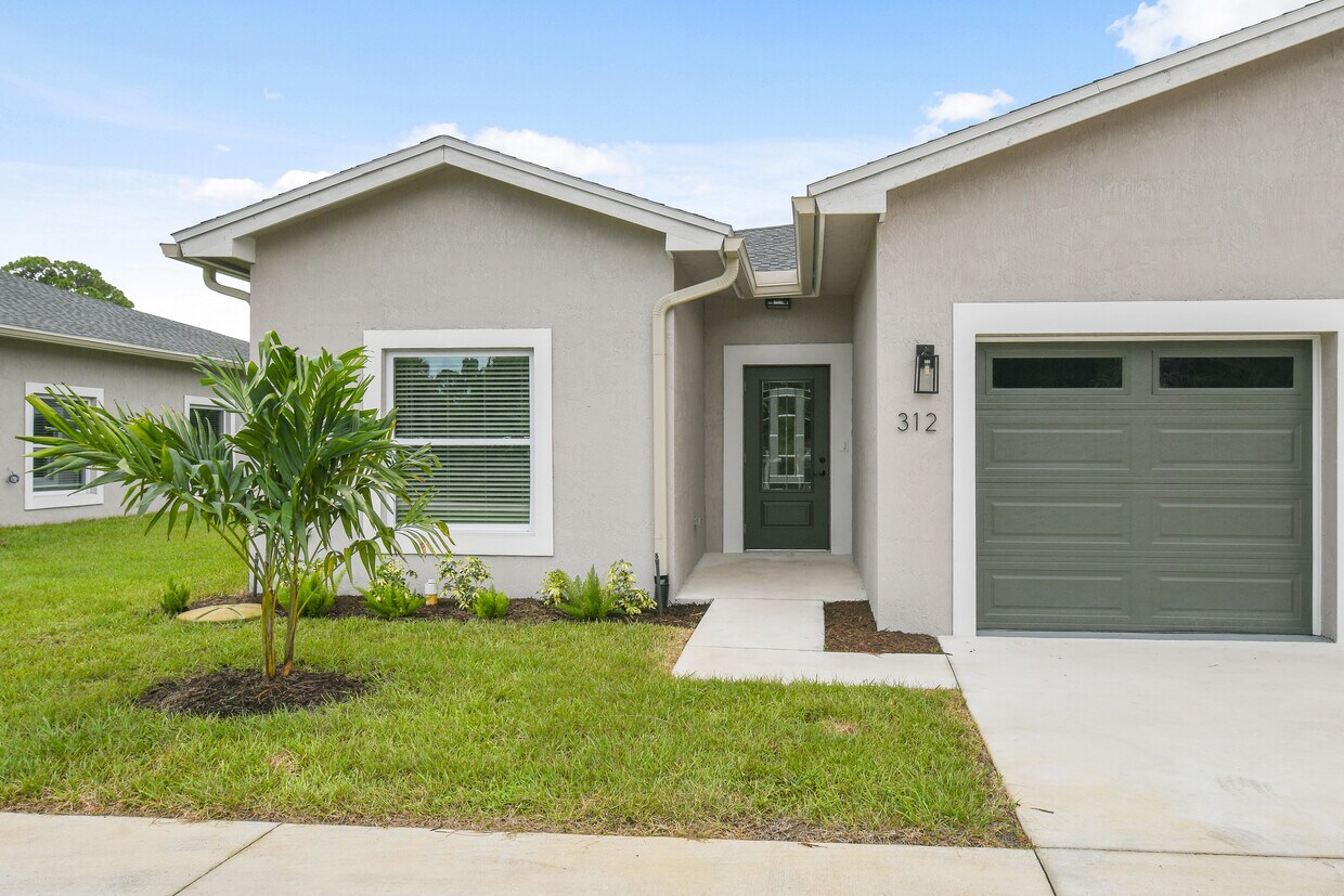 Foto principal - 312 NW Baker Rd