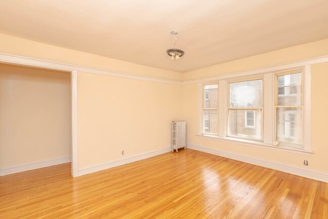 Building Photo - 2106 W Birchwood Ave
