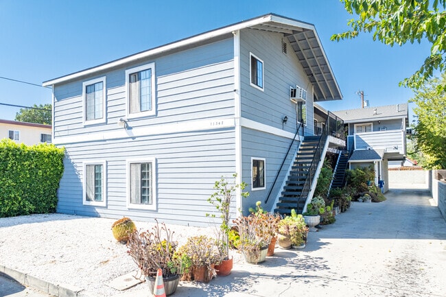 Alternar - 11347 Califa St