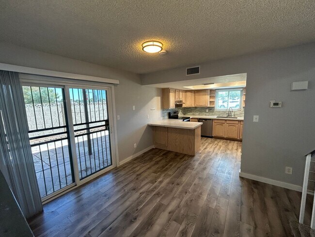 Foto del edificio - 4501 W Continental Dr